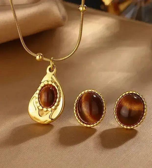 Non-Tarnish Jewelry Vintage Necklace Set. This has rust bead and gold pendant snake chain has small round beards all over
